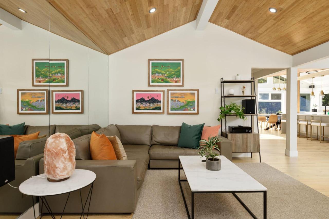 Beautiful Villa With Heated Pool Hot Tub By Forest North Vancouver Bagian luar foto
