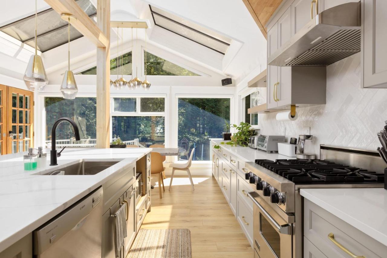 Beautiful Villa With Heated Pool Hot Tub By Forest North Vancouver Bagian luar foto
