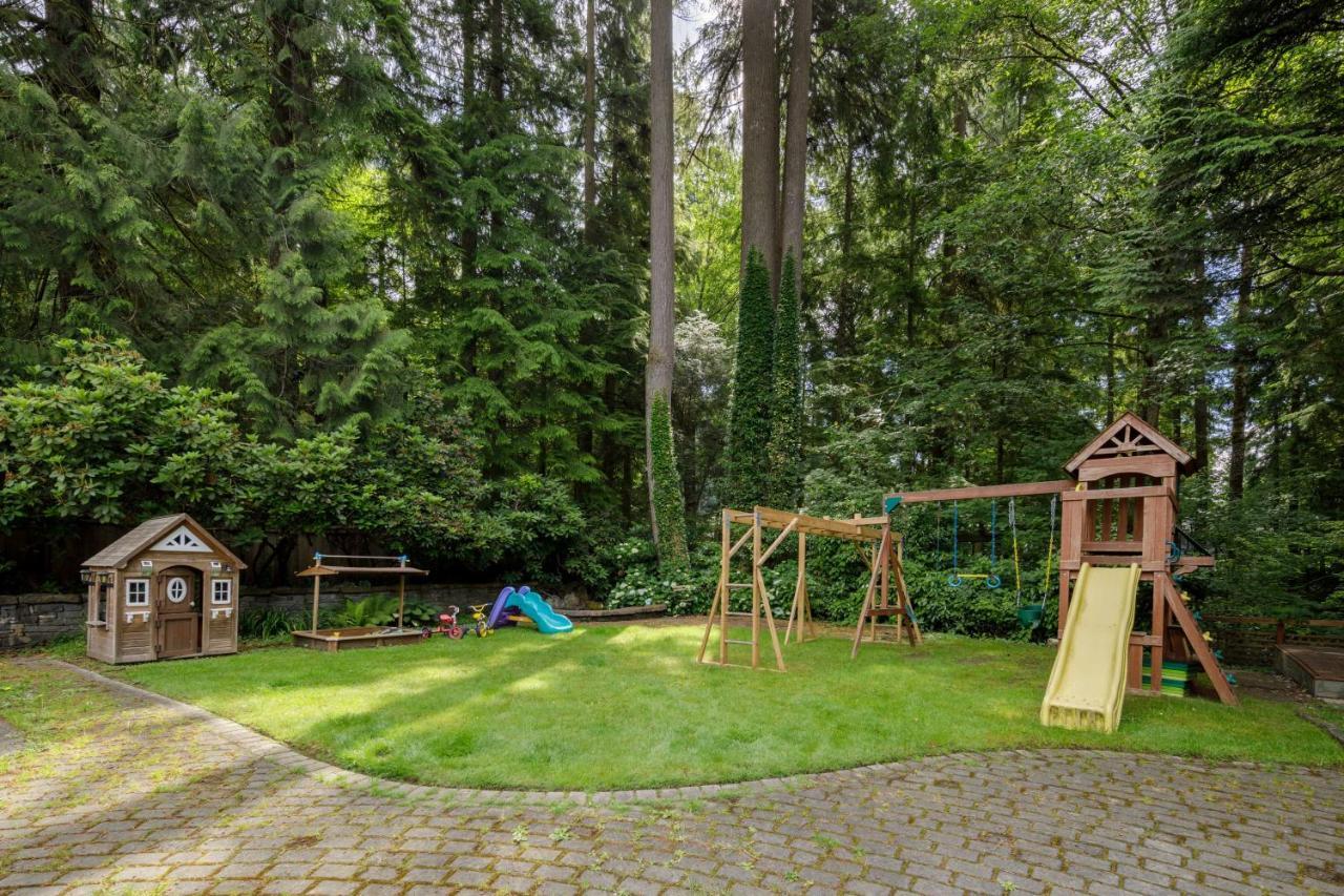 Beautiful Villa With Heated Pool Hot Tub By Forest North Vancouver Bagian luar foto