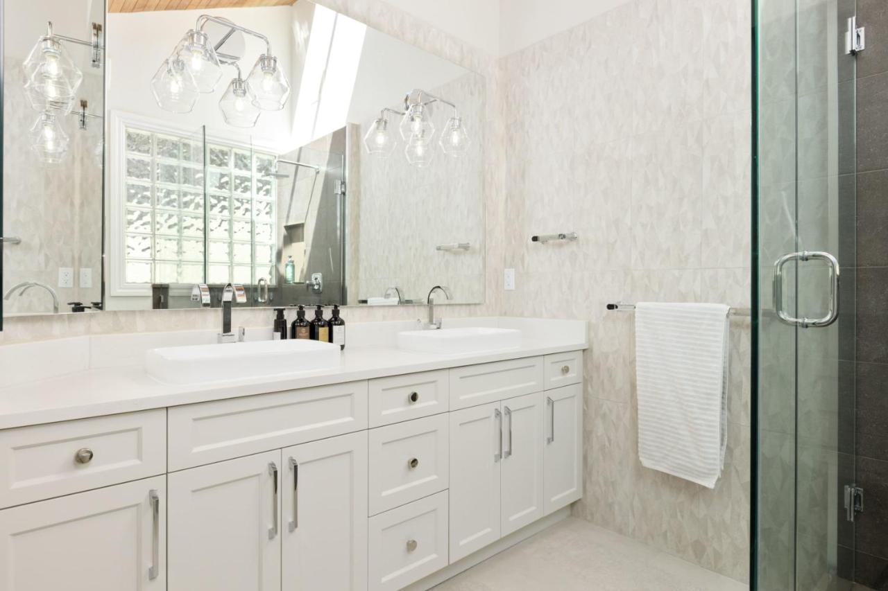 Beautiful Villa With Heated Pool Hot Tub By Forest North Vancouver Bagian luar foto