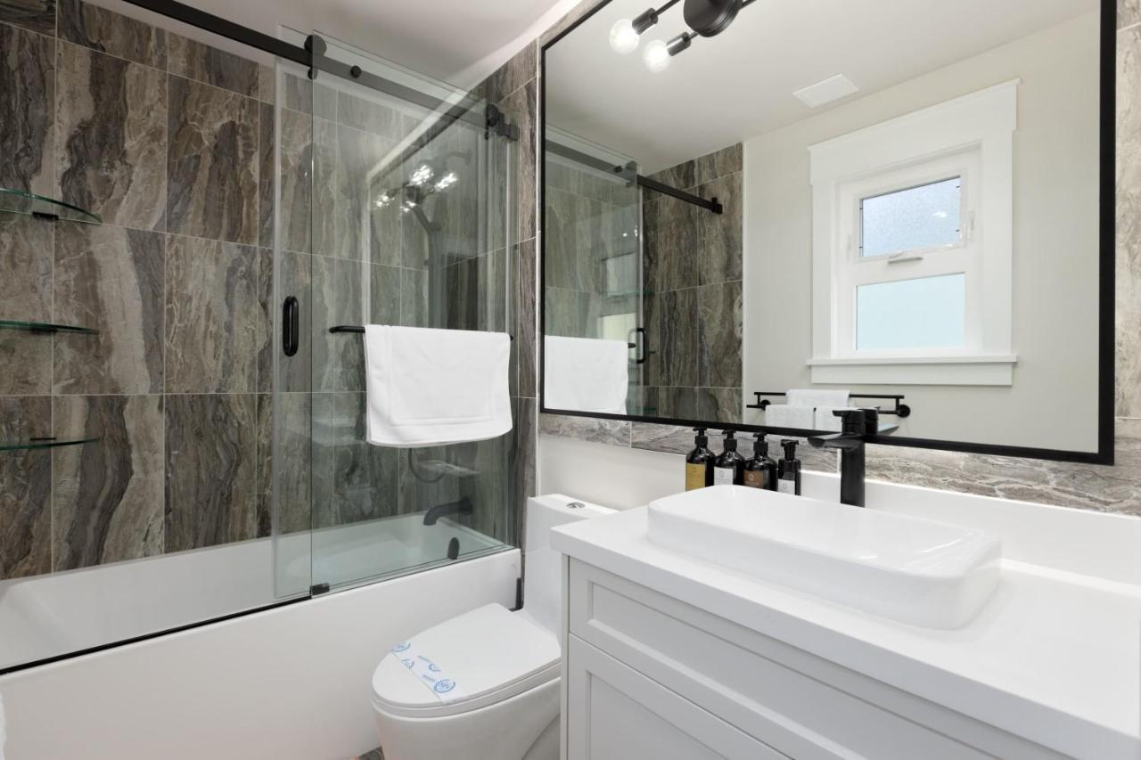 Beautiful Villa With Heated Pool Hot Tub By Forest North Vancouver Bagian luar foto