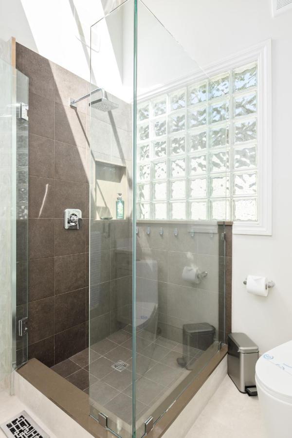 Beautiful Villa With Heated Pool Hot Tub By Forest North Vancouver Bagian luar foto